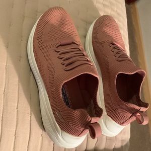 Sketchers size 6.5👍🏼👍🏼hardly worn! Beautiful mauve color. Slip on.